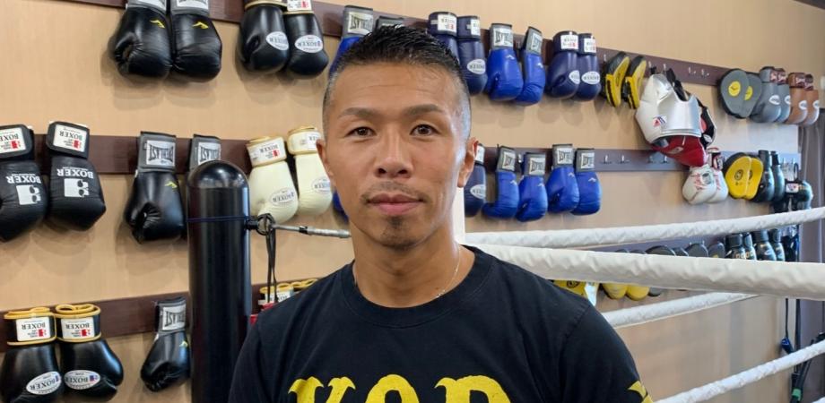 WBA世界スーパーフェザー級チャンピオン、内山高志練習用実使用グラブ