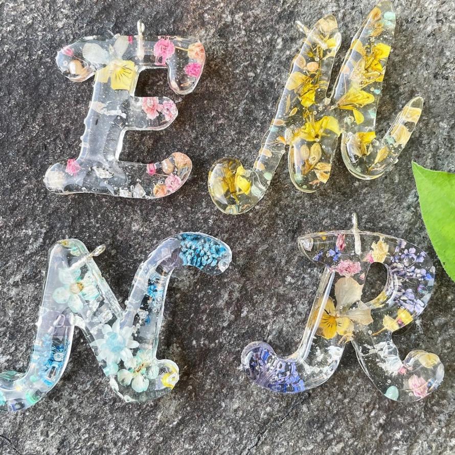 H♡現品販売です♡ドライフラワーのぷっくり♡イニシャルキーホルダー  