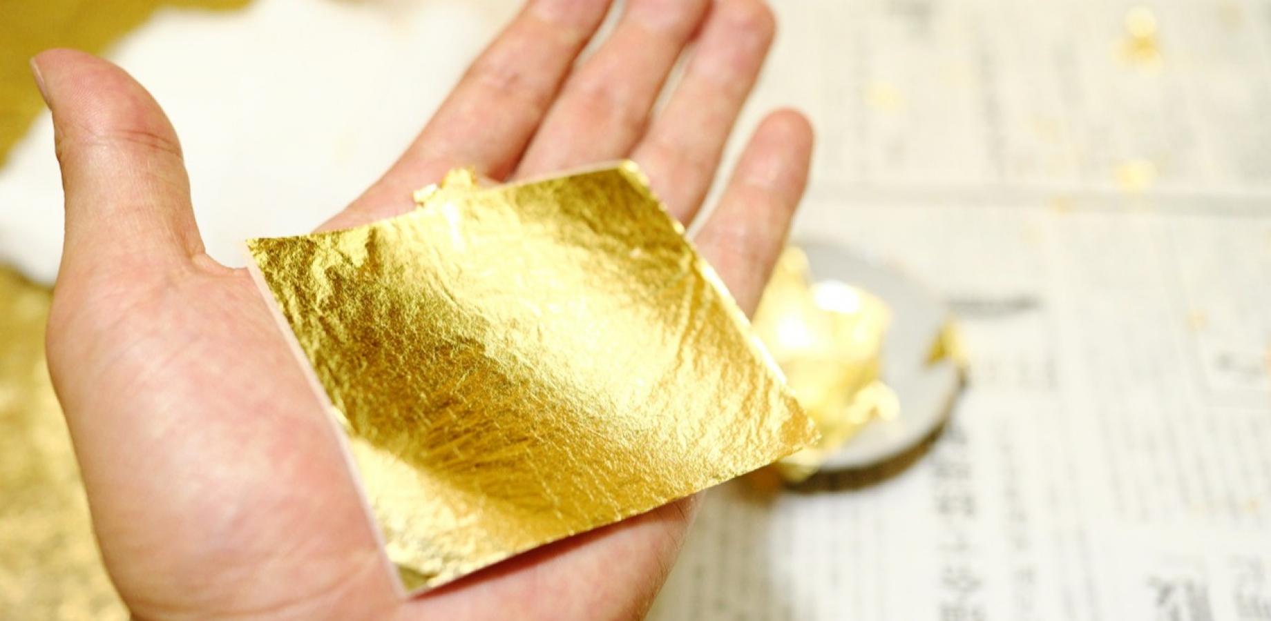 【名古屋仏壇・金箔】0.0001mmを扱う職人の世界！名古屋仏壇職人とお気に入りのもので金箔貼り体験ツアー～仏壇から山車・神輿、一般建築まで漆塗り・金箔加工を手掛ける「千代田屋」で金箔貼り体験から、製作・修復中のものや作品の解説付き見学まで～