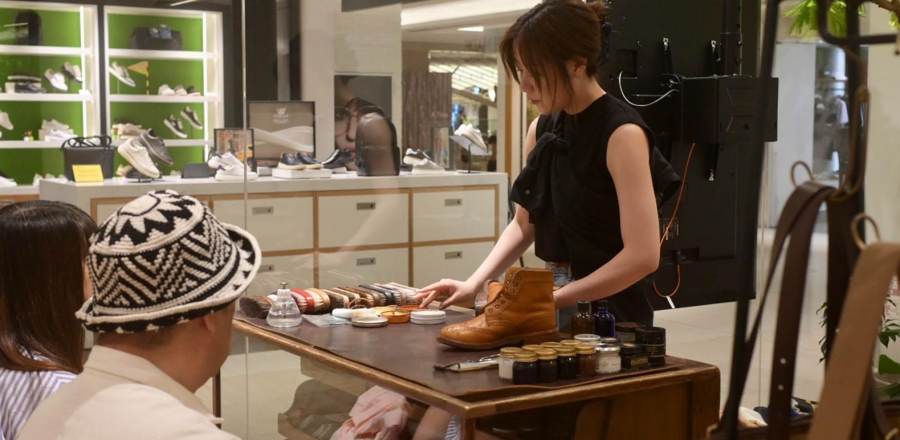 女性シューシャイナー「いとの靴磨き屋さん」による靴磨きサービスを銀座店で開催