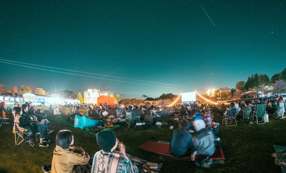 街の呼吸と森の映画祭2026【10/3オールナイト】／「まちかどの音楽会（やまもとはると・川辺素）」